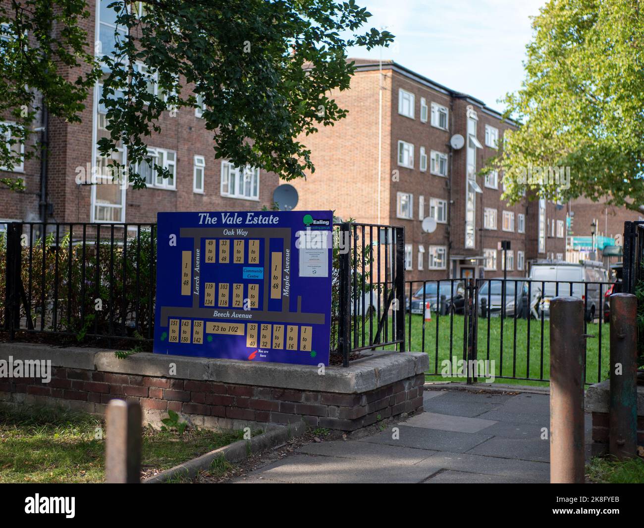 Un panneau pour la Vale Estate à Acton, Londres, Royaume-Uni. Banque D'Images