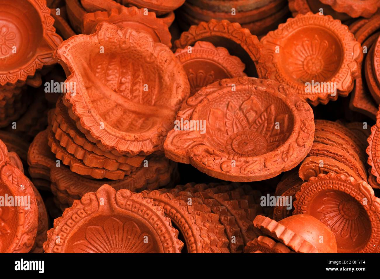 Belle lampe de diya ou d'argile au marché pendant le festival de Diwali en Inde. Banque D'Images