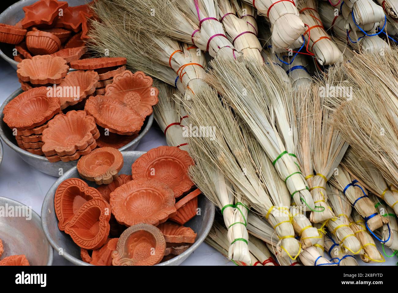 Belle lampe de diya ou d'argile au marché pendant le festival de Diwali en Inde. Banque D'Images