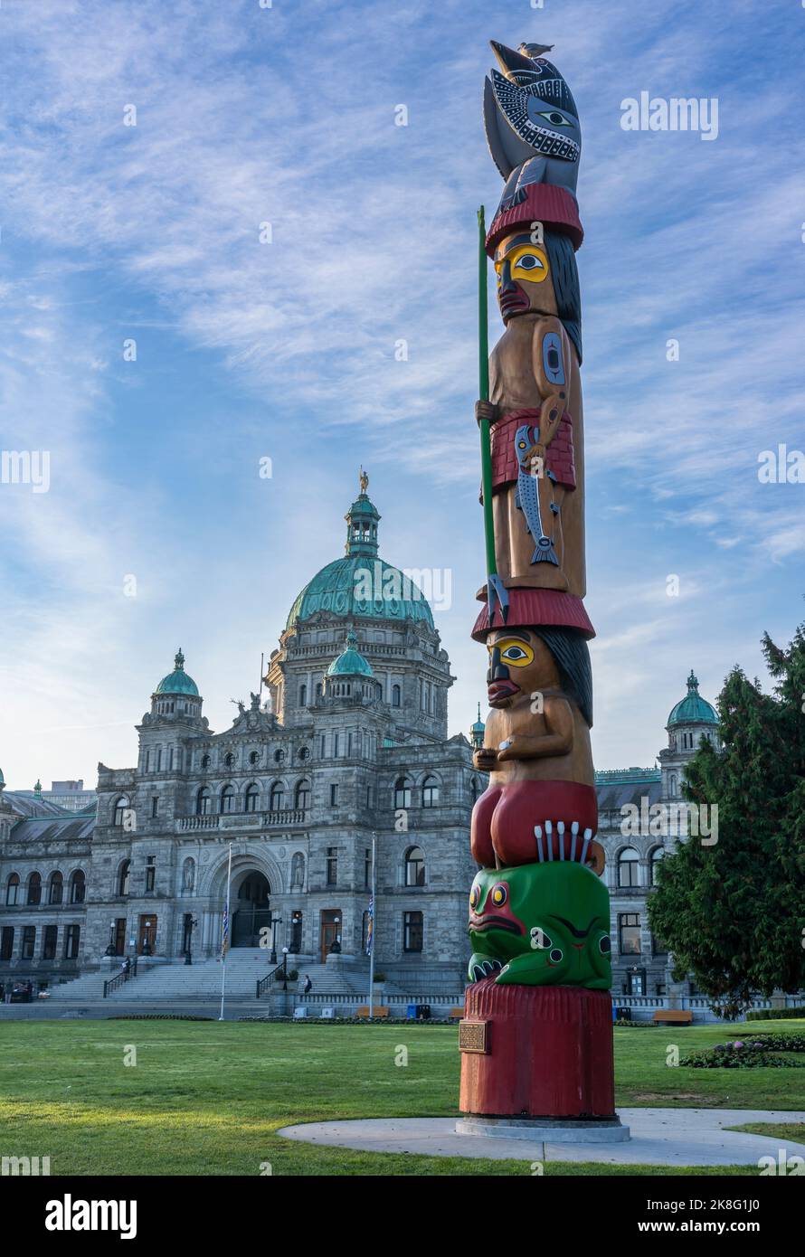 Le totem du savoir aux édifices du Parlement de la Colombie-Britannique à Victoria, Canada. Banque D'Images