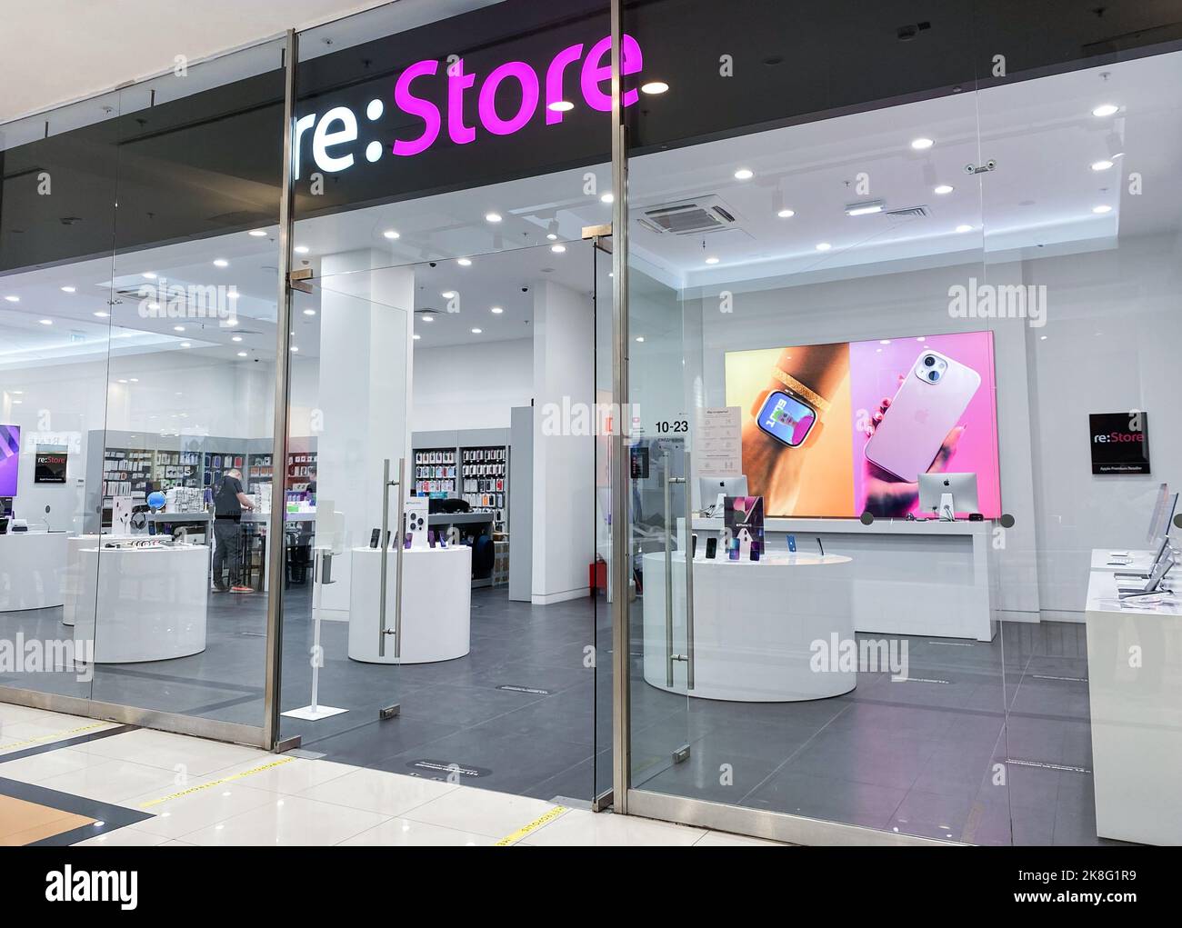Moscou, Russie, 2022 mars : entrée au magasin RE : magasins de matériel de marque Apple et centres de service en Russie. Pas d'acheteurs, de vendeurs à l'intérieur. Banque D'Images