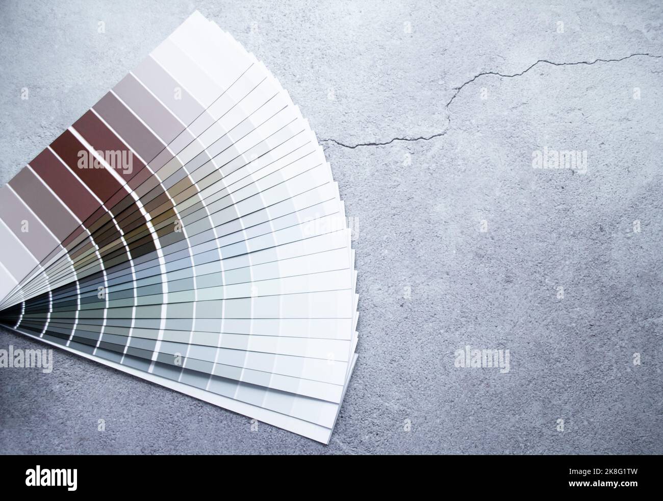 Échantillons de peinture nuance de couleurs pour le design intérieur. Fond gris en béton fissuré, couleurs terre. Banque D'Images