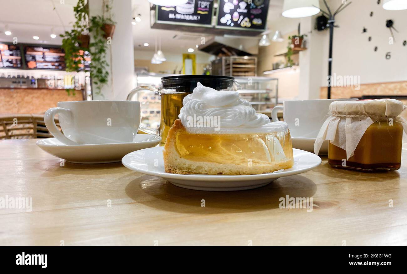 perte d'un morceau de pâte à pain sablé avec crème de meringue sur la table du café au gâteau à la gélatine transparente. Banque D'Images