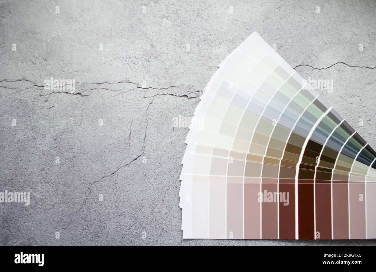 Échantillons de peinture nuance de couleurs pour le design intérieur. Fond gris en béton fissuré, couleurs terre. Banque D'Images