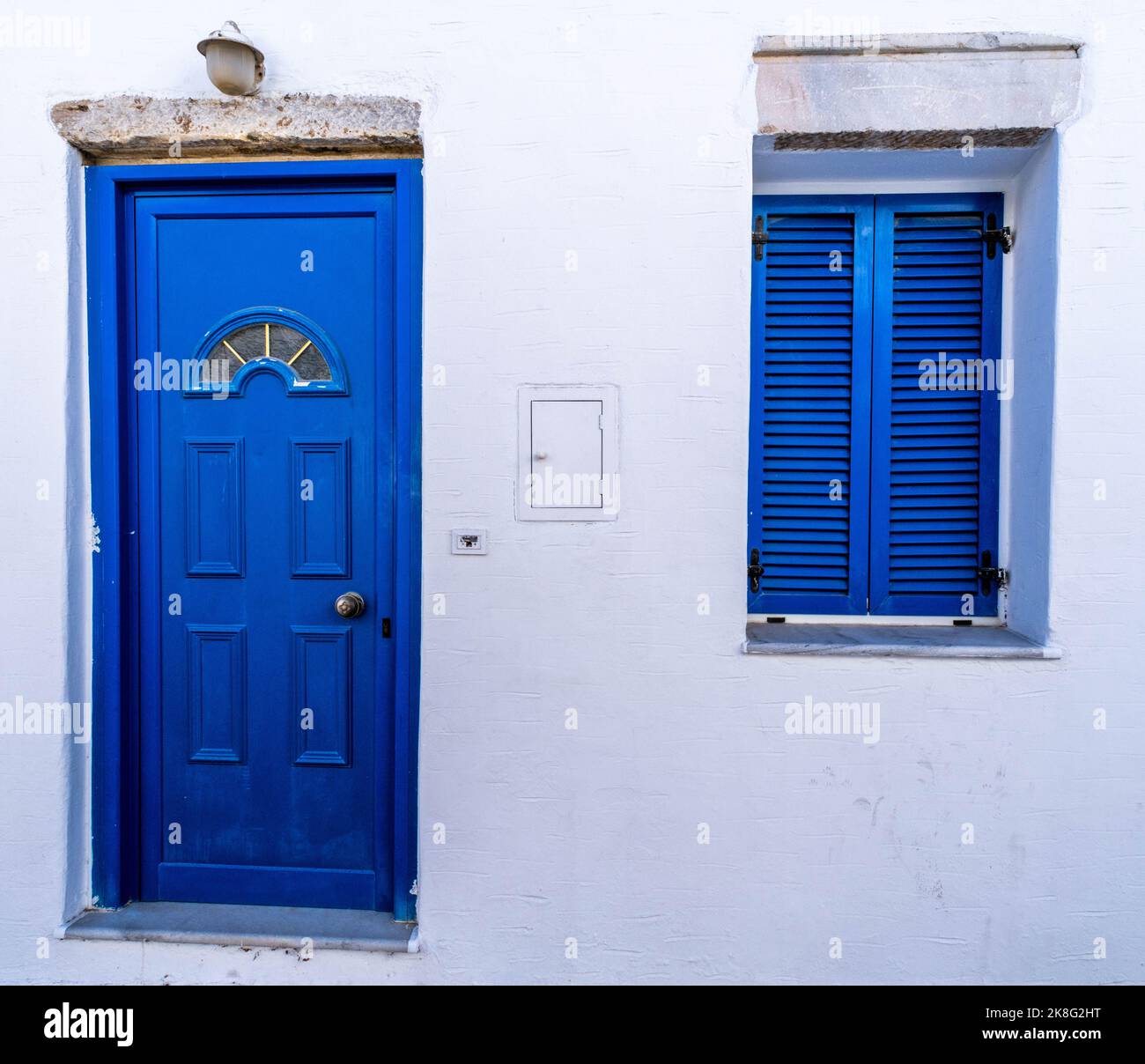 Porte bleue sur une maison sur l'île de Paros en Grèce Banque D'Images