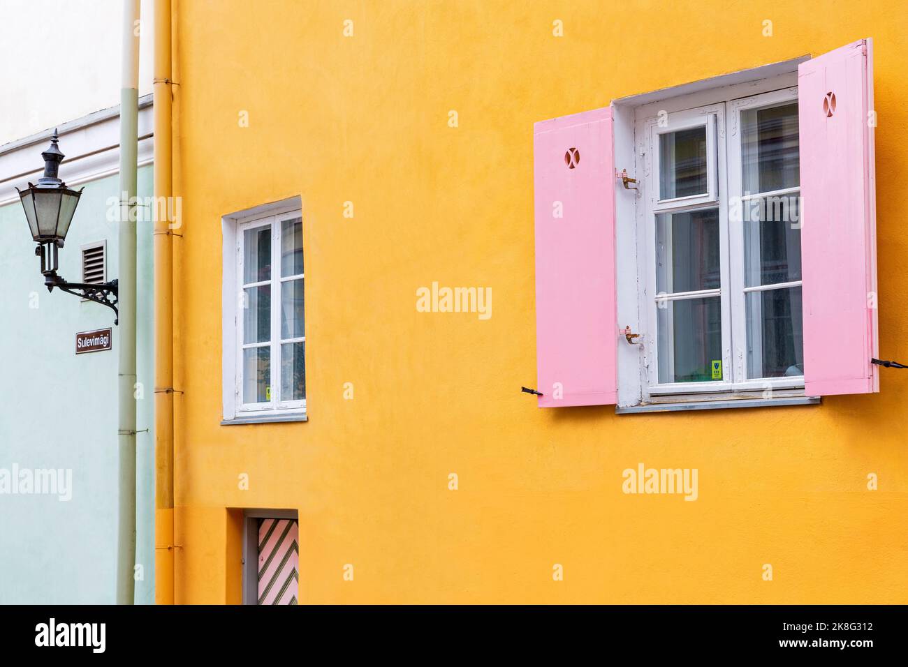 Volets roses, rue Sulevimagi, Vieille ville, Tallinn, Estonie, Europe Banque D'Images