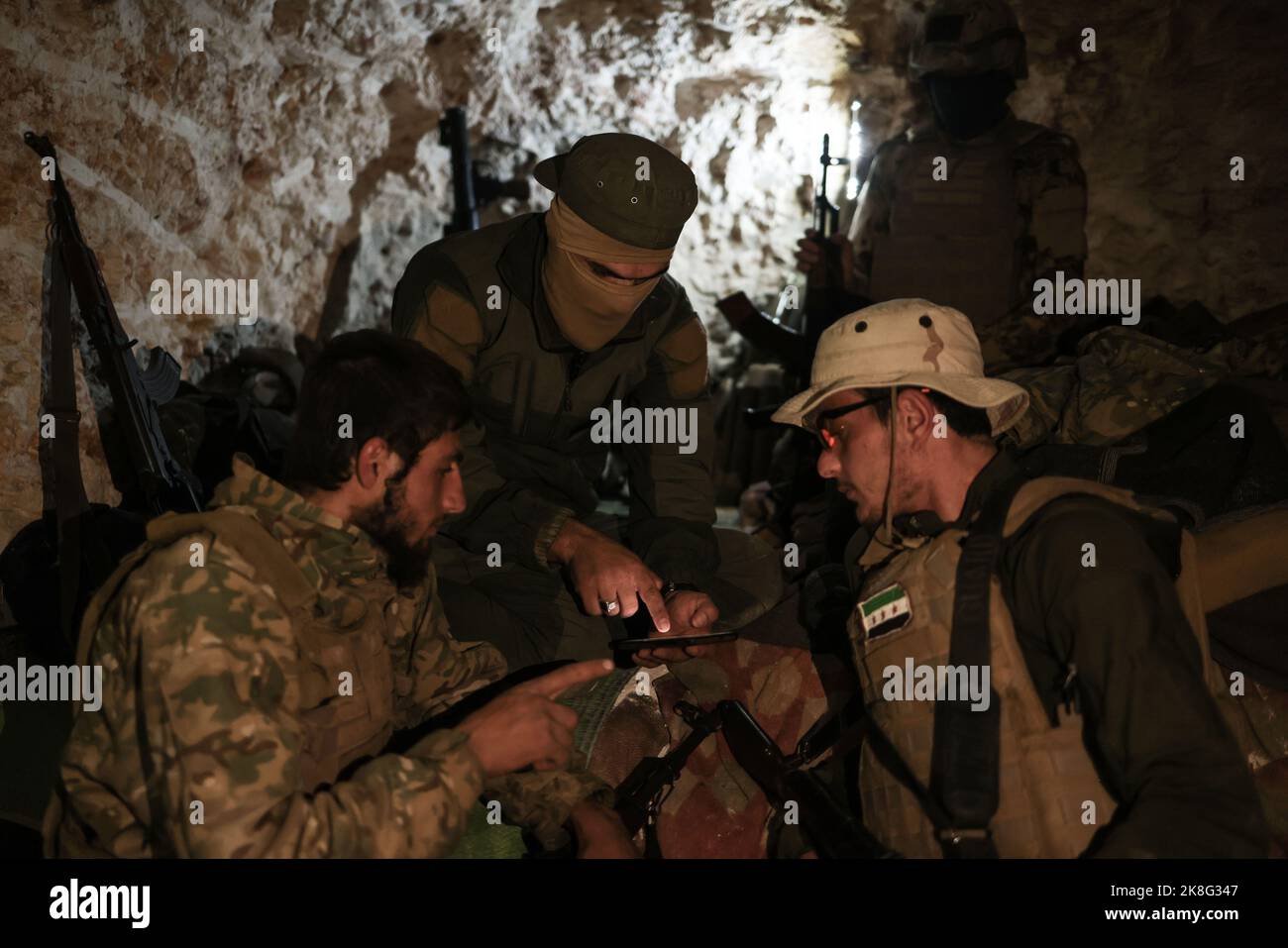 Idlib, Syrie. 23rd octobre 2022. Les combattants de l'opposition syrienne armée, connue sous le nom de Front de libération nationale (NFL), se confèrent dans un tunnel souterrain sur les lignes de front face aux forces du régime syrien, dans la campagne d'Idlib. Credit: Aras Alkharboutli/dpa/Alamy Live News Banque D'Images