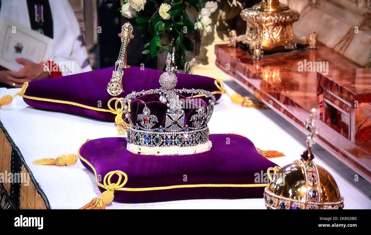BIJOUX DE LA COURONNE le service funéraire de la Reine Elizabeth II à l’intérieur de la chapelle Saint-Georges Windsor, avec la couronne d’État impériale du monarque, le Scepter et l’Orbe, les symboles du souverain britannique exposés à l’intérieur de la chapelle royale pendant les funérailles. Photo UHD Broadcast. 19/09/2022 St. Georges Chapel Windsor Berkshire Royaume-Uni Banque D'Images