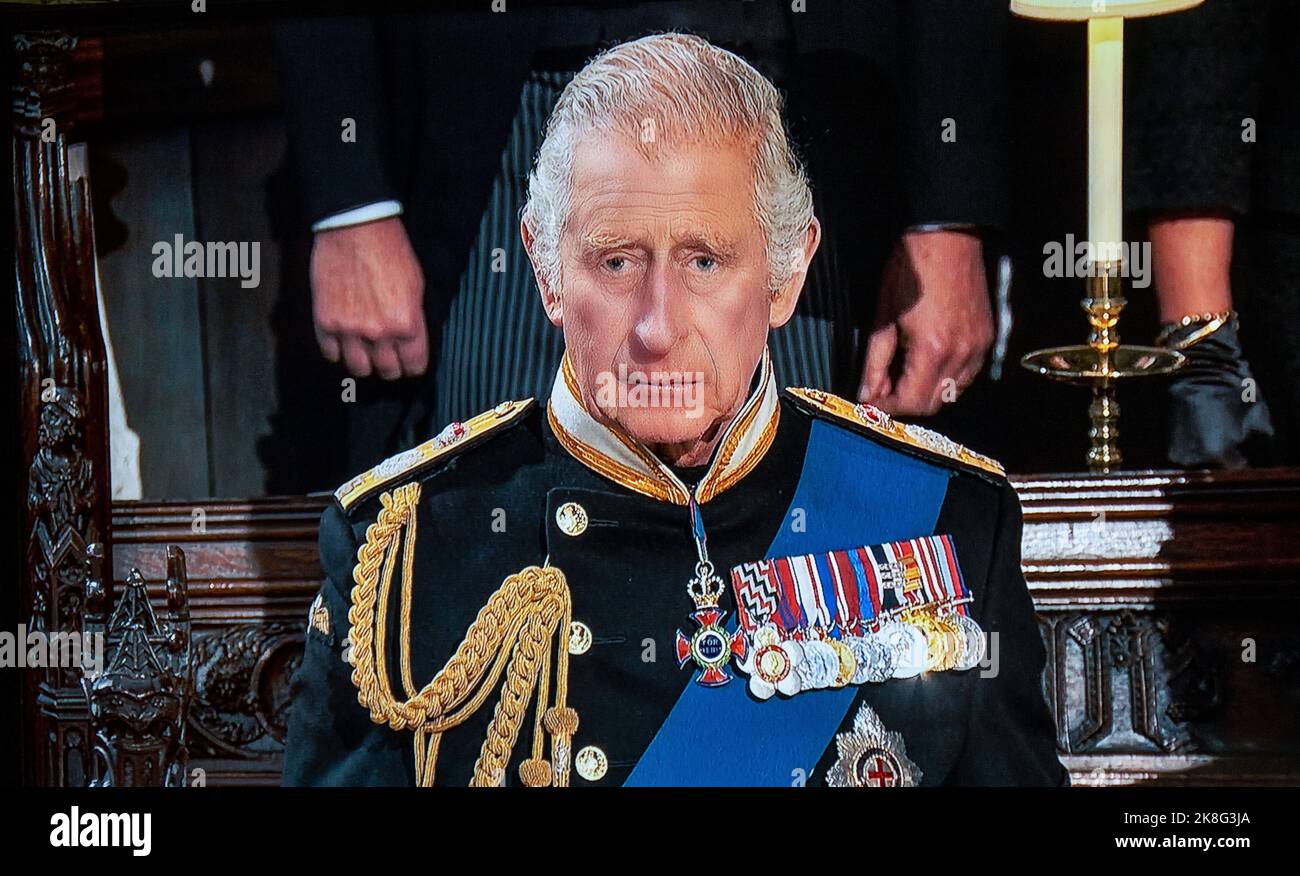 Enterrement de la reine Élisabeth II par le roi Charles III à la chapelle Saint-Georges du château de Windsor. Un roi Charles III pensif, triste et réfléchi en uniforme cérémoniel complet de la Royal Navy n°1 lors du service funèbre intérieur de Sa Majesté la reine dans la chapelle royale à Windsor. Image fixe de diffusion UHD. 19 septembre 2022 Banque D'Images