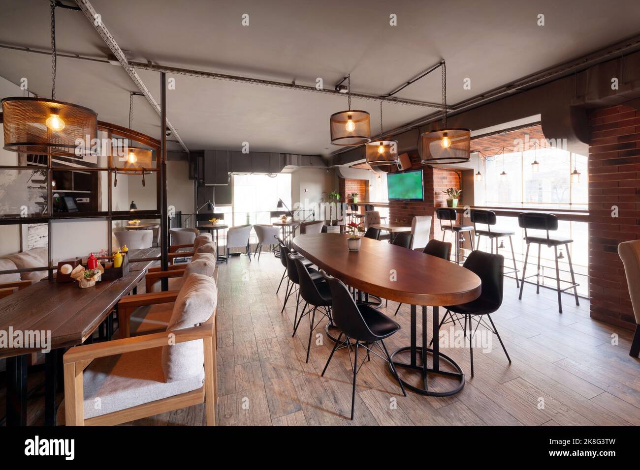 Café européen moderne au centre-ville de l'intérieur. Banque D'Images