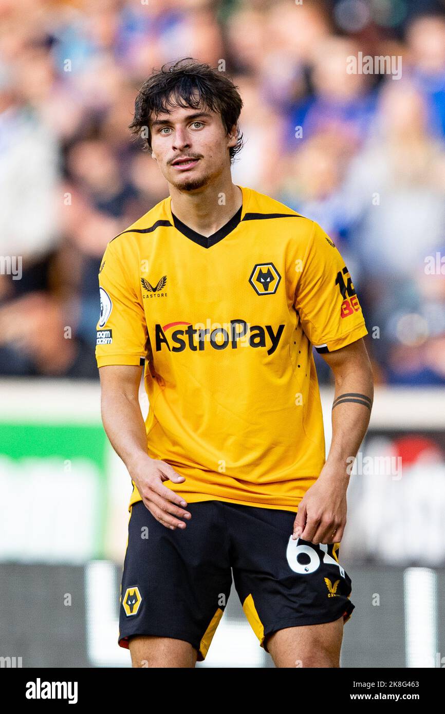 Wolverhampton, Royaume-Uni. 23 octobre 2022. WolvesÕs Hugo Bueno lors du match de la Premier League entre Wolverhampton Wanderers et Leicester City à Molineux, Wolverhampton, le dimanche 23rd octobre 2022. (Crédit : Gustavo Pantano | ACTUALITÉS MI) crédit : ACTUALITÉS MI et sport /Actualités Alay Live Banque D'Images