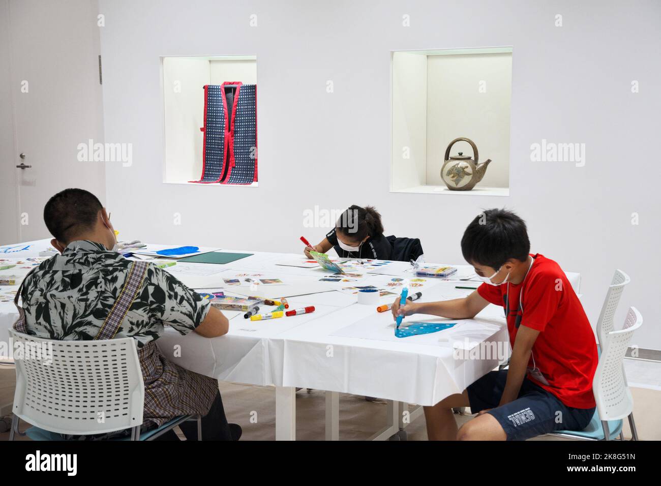 Tomigusuku, Japon. 23rd octobre 2022. Les participants dessinent des photos pendant l'atelier de modélisation au Centre de promotion de l'industrie artisanale d'Okinawa à Tomigusuku, préfecture d'Okinawa, Japon, dimanche, 23 octobre 2022. Photo par Keizo Mori/UPI crédit: UPI/Alay Live News Banque D'Images