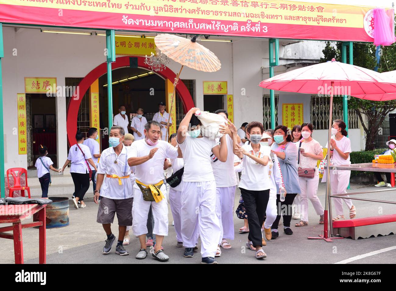 Bangkok, Thaïlande. 22nd octobre 2022. Des volontaires, ont participé à la tradition d'exhumer les corps du défunt, non revendiqués se levant de la tombe pour nettoyer les squelettes humains et les recueillir et les préparer pour une cérémonie de mérite selon la croyance religieuse du peuple thaïlandais d'origine chinoise au cimetière chinois de Teochew (cimetière Wat Don), dans le district de Sathorn, Bangkok. (Credit image: © Teera Noisakran/Pacific Press via ZUMA Press Wire) Banque D'Images