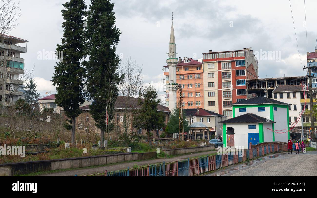 Surmene, Turquie - 22 décembre 2021: Ville de Surmene vue sur la rue, les gens ordinaires marchent la rue près de la petite mosquée Zarha Yalı Cami Banque D'Images