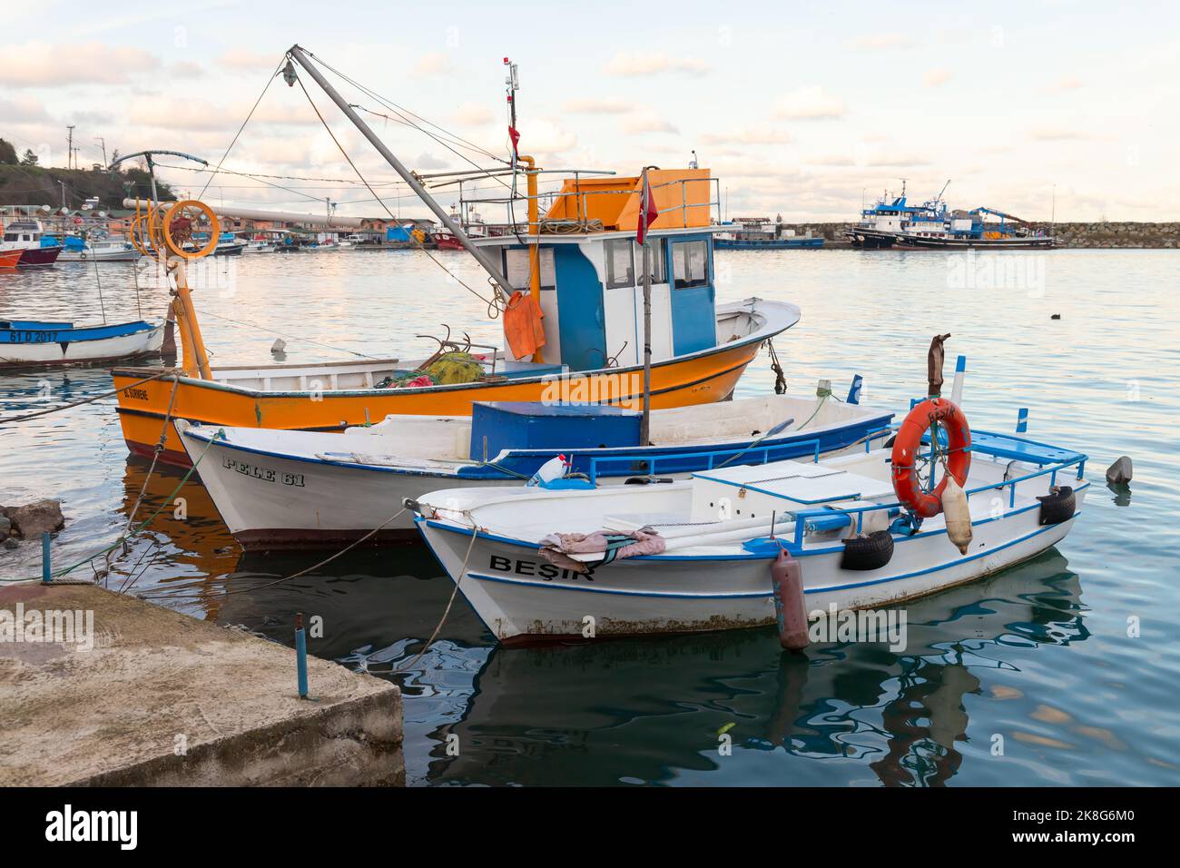 Surmene, Turquie - 23 décembre 2021: Les bateaux de pêche sont amarrés dans le petit port de pêche d'Arakli Banque D'Images