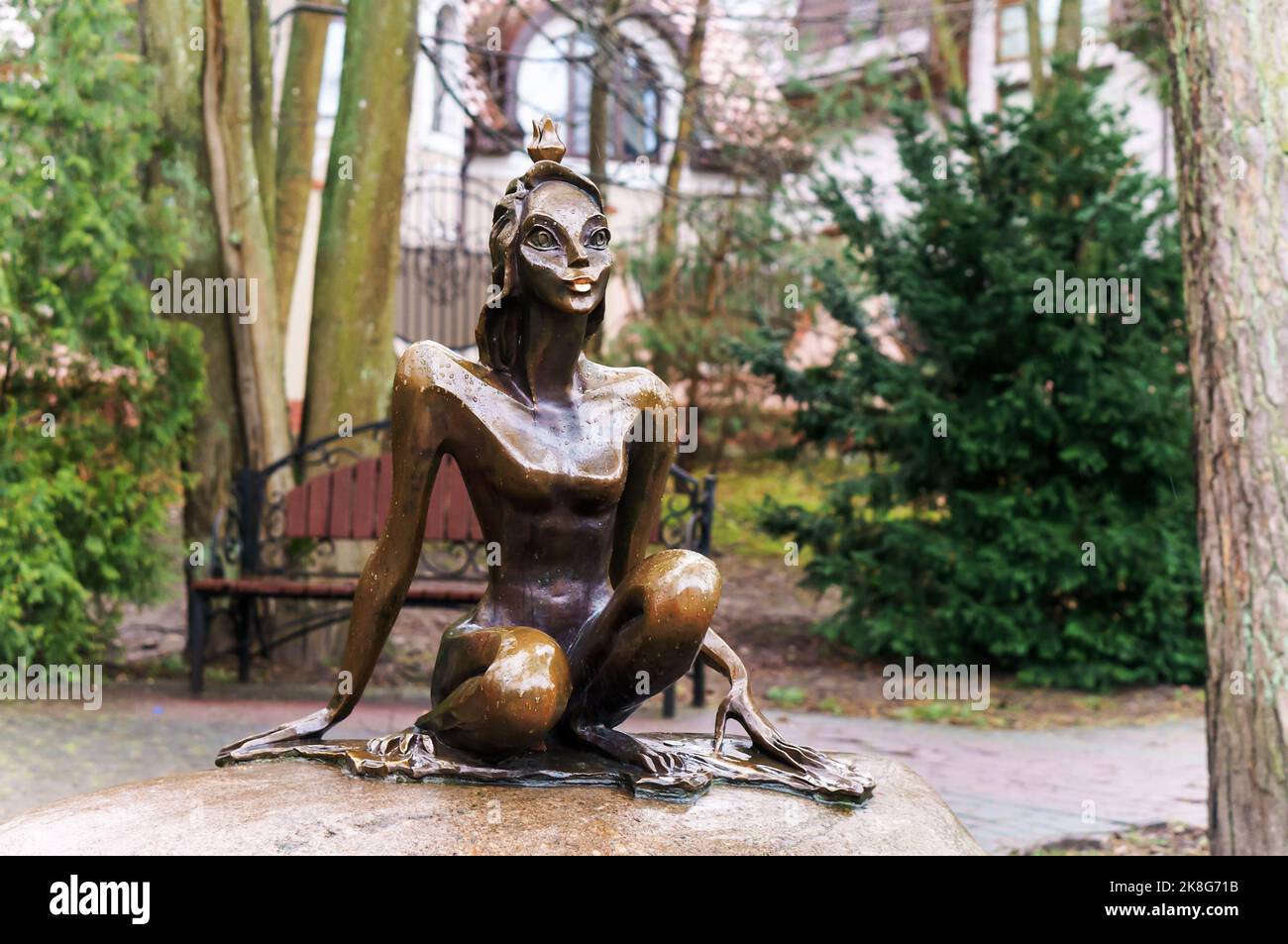 Svetlogorsk, région de Kaliningrad, Russie, 06 février 2022. Sculpture en bronze « Princess Frog » de l'artiste russe Oleg Melekhov. Le monument est un fémal Banque D'Images