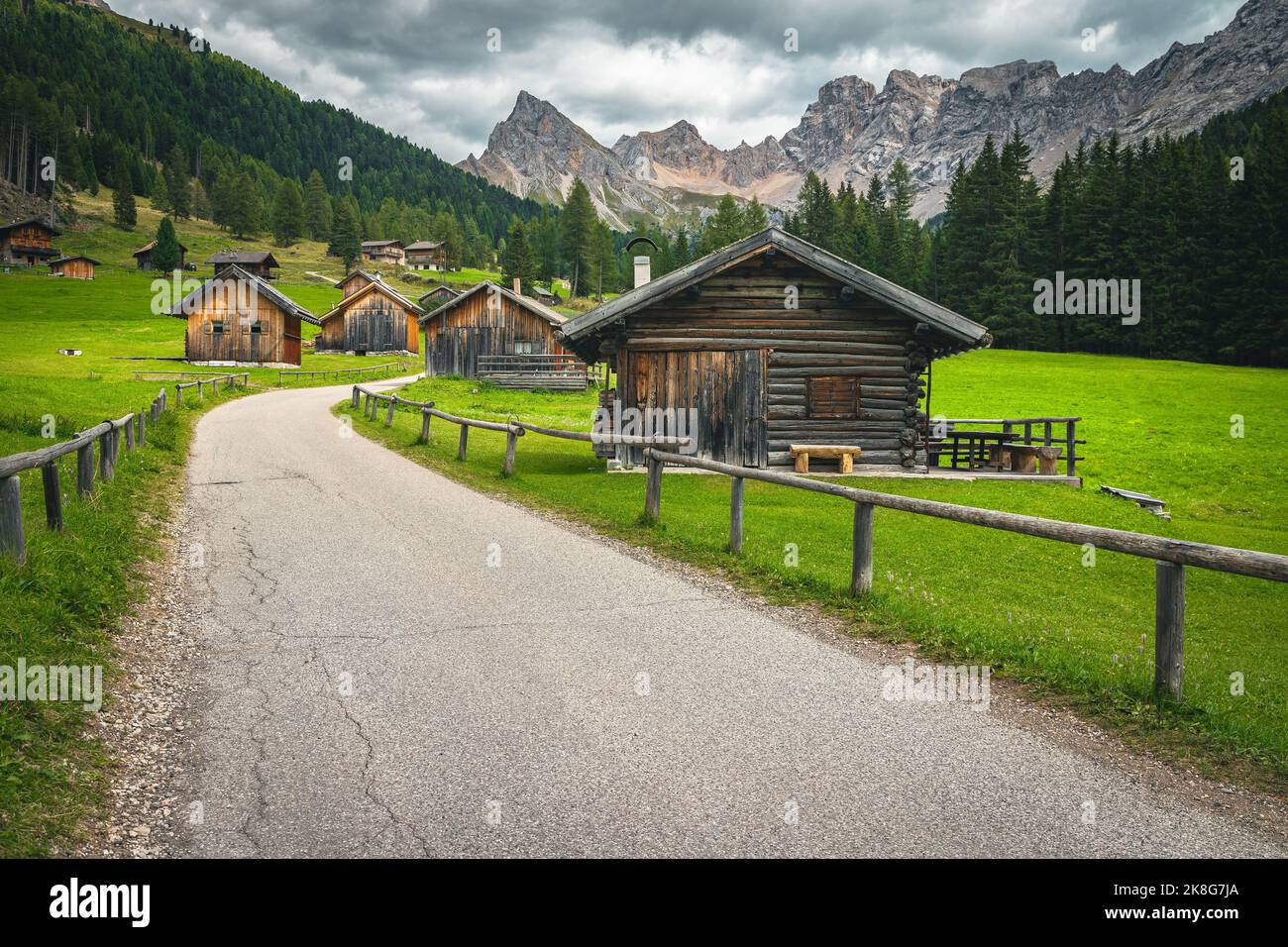 Incroyable vallée de San Nicolo avec des cabanes en bois et des montagnes spectaculaires en arrière-plan, Dolomites, Italie, Europe Banque D'Images