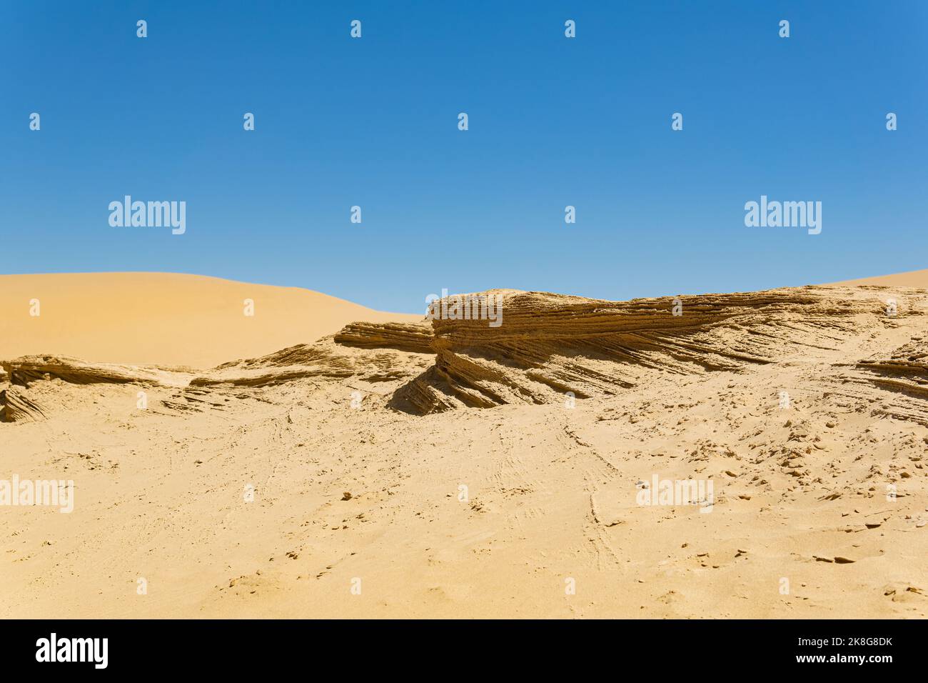 paysage désertique, dépôts superposés dans le désert sablonneux Banque D'Images