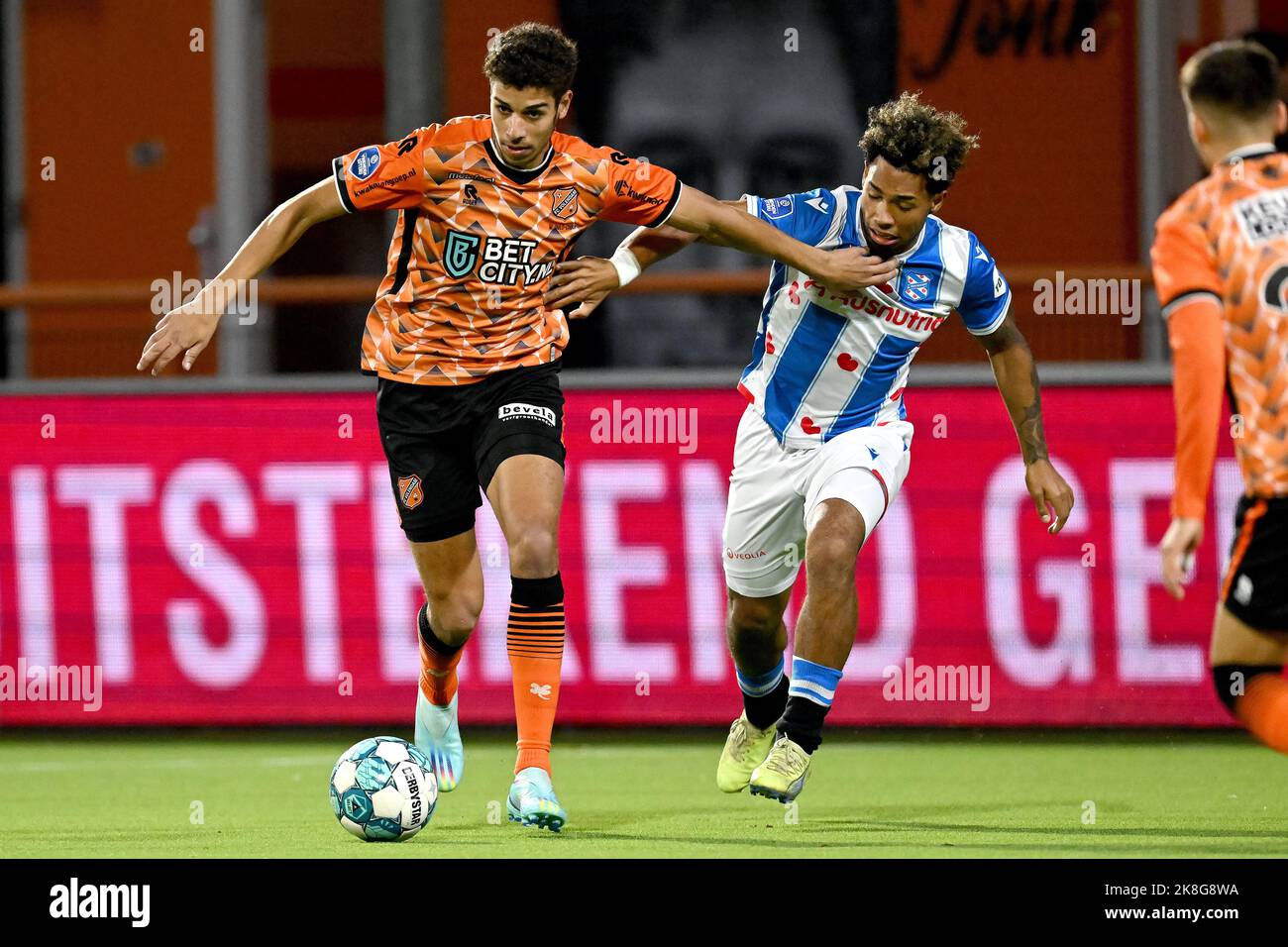 VOLENDAM - (lr) Walid Ould-Chikh du FC Volendam, Milan van Ewijk de SC Heerenveen pendant le match néerlandais entre le FC Volendam et le SC Heerenveen au stade de Kras à 23 octobre 2022 à Volendam, aux pays-Bas. ANP GERRIT VAN COLOGNE Banque D'Images