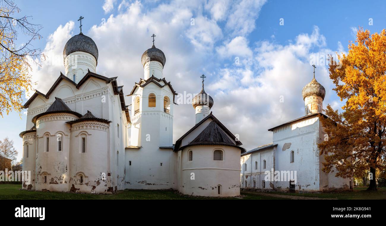 Vue panoramique de l'ancien monastère de Spaso-Preobrazhensky (Transfiguration) à Staraya Russa, région de Novgorod, Russie Banque D'Images