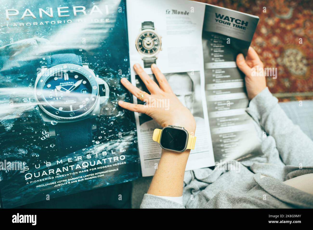 Londres, Royaume-Uni - 28 septembre 2022: Femme à la mode regardant la  publicité de grande montre de Panerai dans le magazine Watch Time du monde  portant la nouvelle montre Apple Watch Ultra