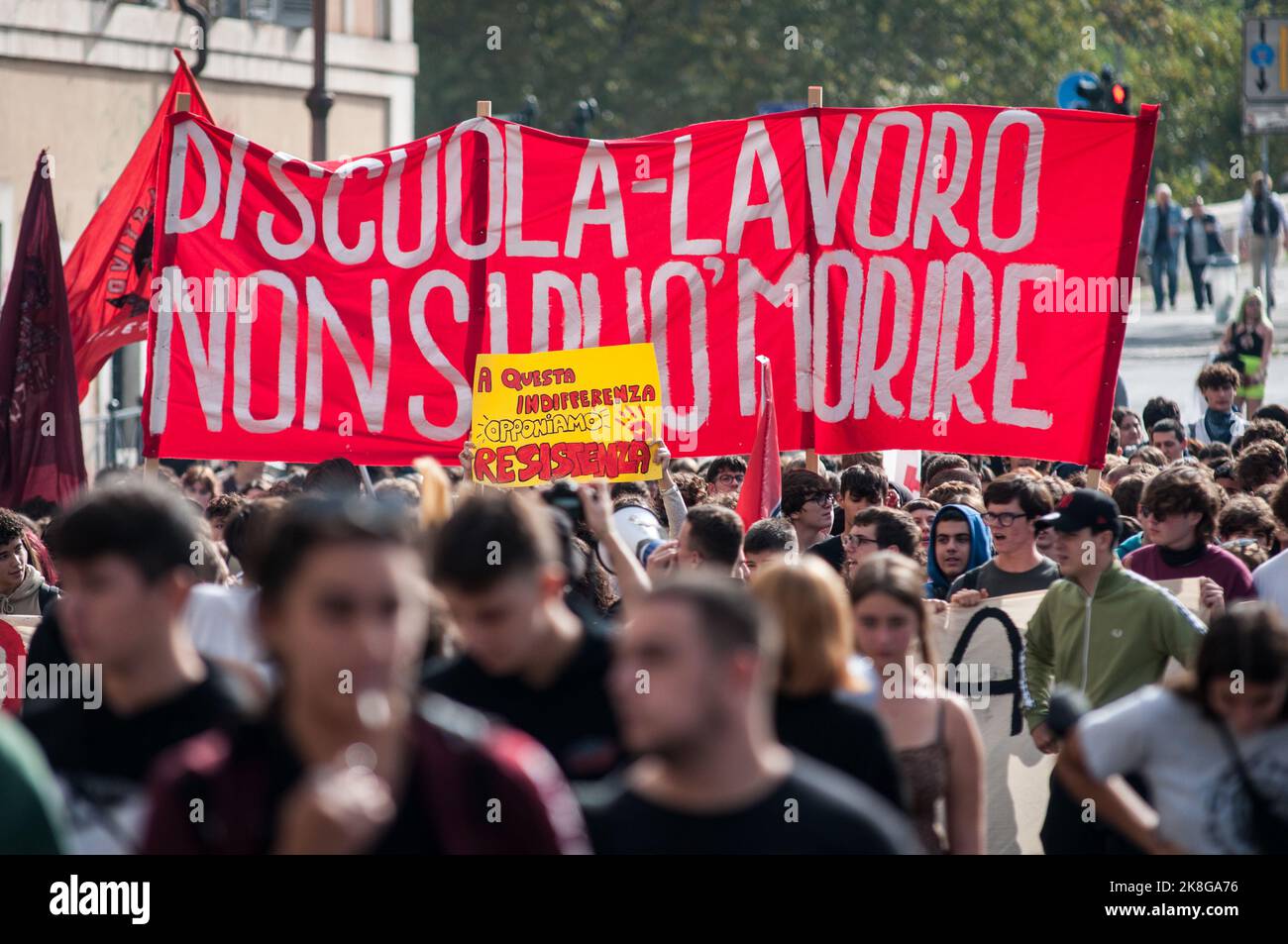 Rome, Italie. 21st octobre 2022. La protestation des étudiants contre l'alternance entre l'école et le travail et les politiques, deux nuls suspendus de Ponte Sublicio, dans le centre de Rome, représentant le nouveau président élu du Sénat, Ignazio la Russa, et le président de la Chambre des députés, Lorenzo Fontana, considéré comme extrême droite par les étudiants protestants. (Credit image: © Andrea Ronchini/Pacific Press via ZUMA Press Wire) Banque D'Images