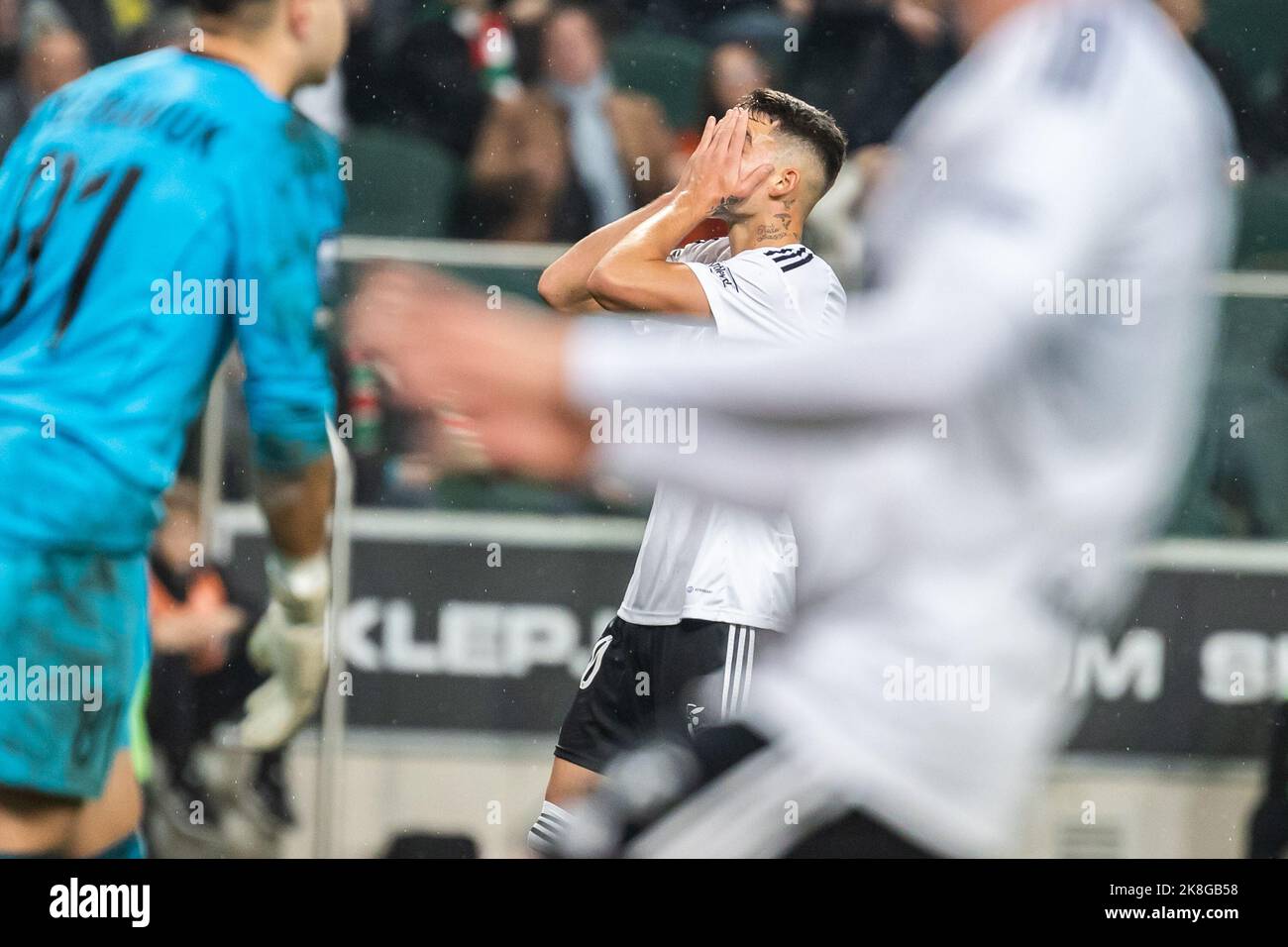 Varsovie, Pologne. 22nd octobre 2022. Ernest Muci (C) de Legia réagit lors du match de la Ligue PKO Ekstraklasa entre Legia Warszawa et Pogon Szczecin au Maréchal Jozef Pilsudski Legia Warsaw Municipal Stadium.final score; Legia Warszawa 1:1 Pogon Szczecin. (Photo de Mikolaj Barbanell/SOPA Images/Sipa USA) crédit: SIPA USA/Alay Live News Banque D'Images