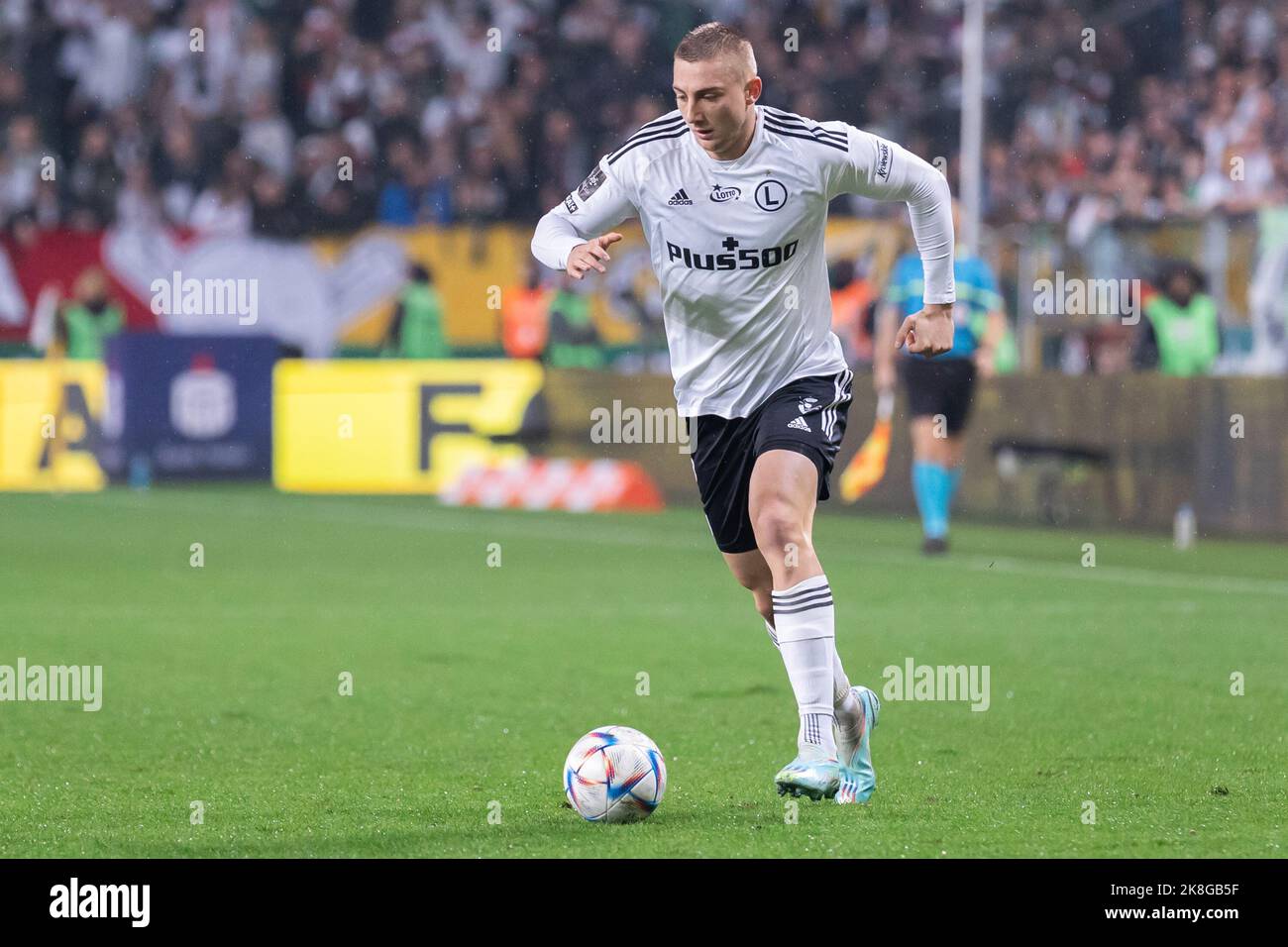 Varsovie, Pologne. 22nd octobre 2022. Blaz Kramer de Legia vu en action pendant le match polonais PKO Ekstraklasa League entre Legia Warszawa et Pogon Szczecin au Maréchal Jozef Pilsudski Legia Warsaw Municipal Stadium.final score; Legia Warszawa 1:1 Pogon Szczecin. (Photo de Mikolaj Barbanell/SOPA Images/Sipa USA) crédit: SIPA USA/Alay Live News Banque D'Images