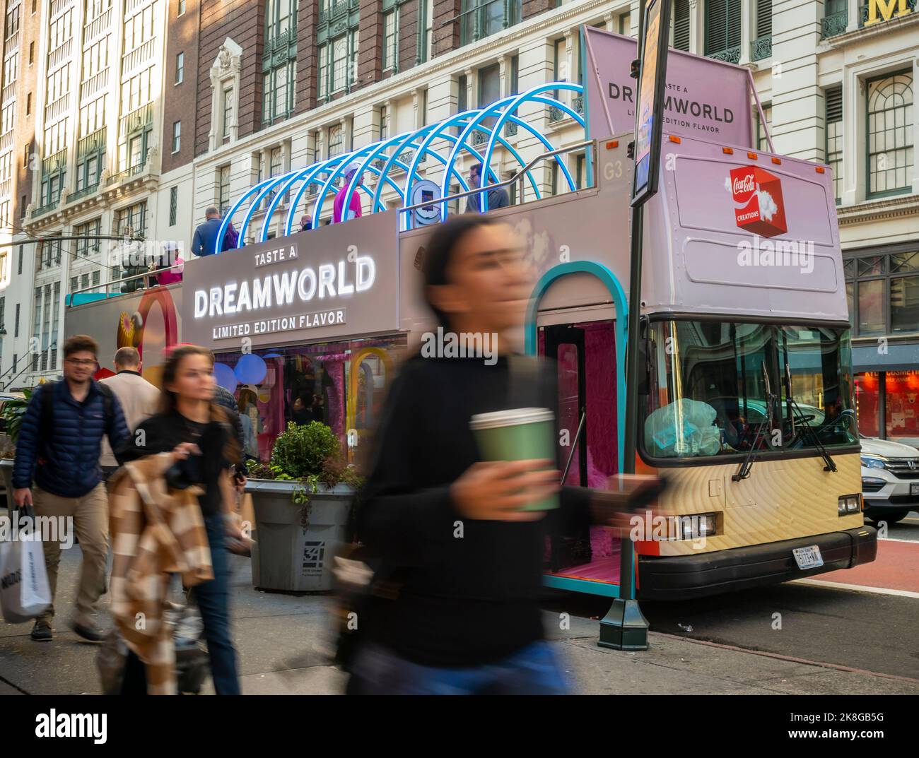 Activation de la marque faisant la promotion de l'édition limitée Dreamworld de la compagnie Coca-Cola, soda fantaisie dans Herald Square à New York, dimanche, 16 octobre 2022. (© Richard B. Levine) Banque D'Images