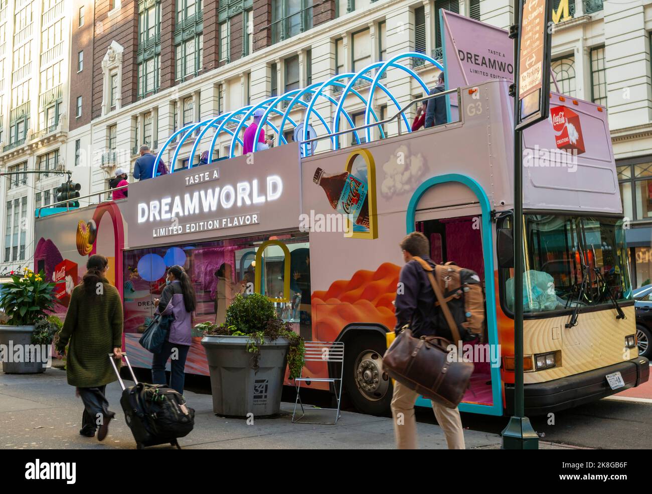 Activation de la marque faisant la promotion du Coca-Cola CompanyÕs Dreamworld édition limitée soda fantaisie dans Herald Square à New York, dimanche, 16 octobre 2022. (© Richard B. Levine) Banque D'Images
