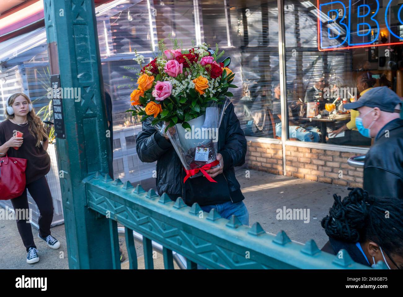 Un homme porte un bouquet de fleurs dans le métro de Chelsea à New York vendredi, 14 octobre 2022. (© Richard B. Levine) Banque D'Images