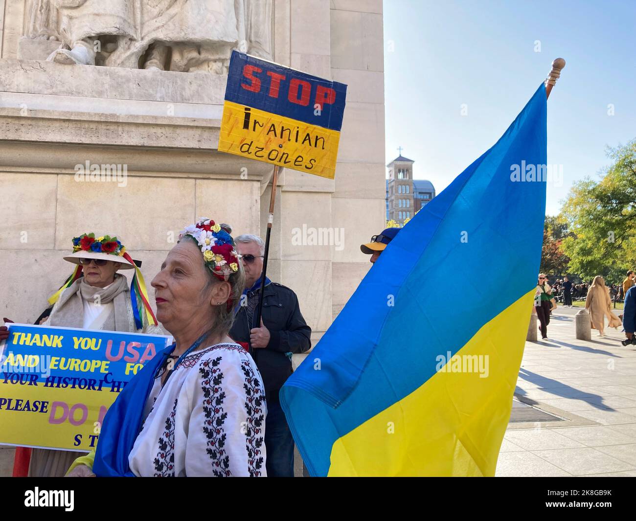 Les Ukrainiens-Américains et leurs partisans se réunissent dans le parc de la place Washington à New York pour protester contre l'invasion russe de l'Ukraine et l'utilisation par la Russie de drones « kamikaze » iraniens, samedi, 22 octobre 2022. (© Frances M. Roberts) Banque D'Images