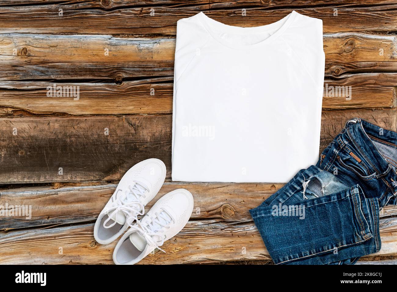 T-shirt blanc vierge maquette sur fond de bois ancien. Banque D'Images