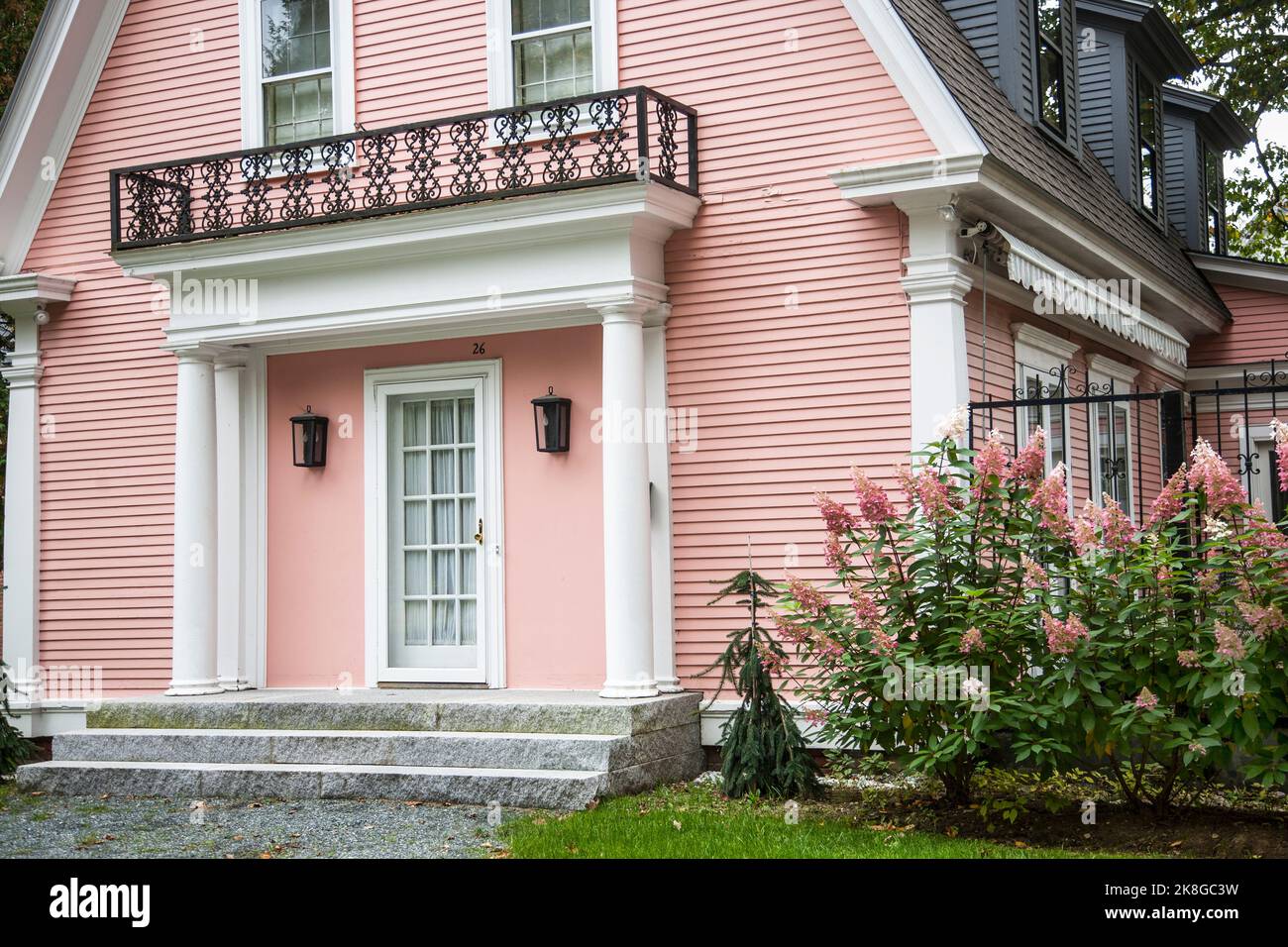 Maison rose et jardin de cottage rose Vanilla Strawberry Hydrangea, Woodstock, Vermont, États-Unis US VT automne aménagement paysager Nouvelle-Angleterre Banque D'Images