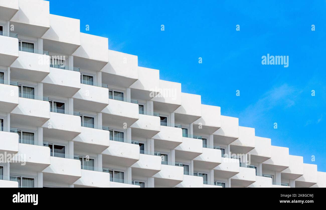 résumé répétition des motifs en zigzag des balcons de l'hôtel à can pastilla mallorca espagne Banque D'Images