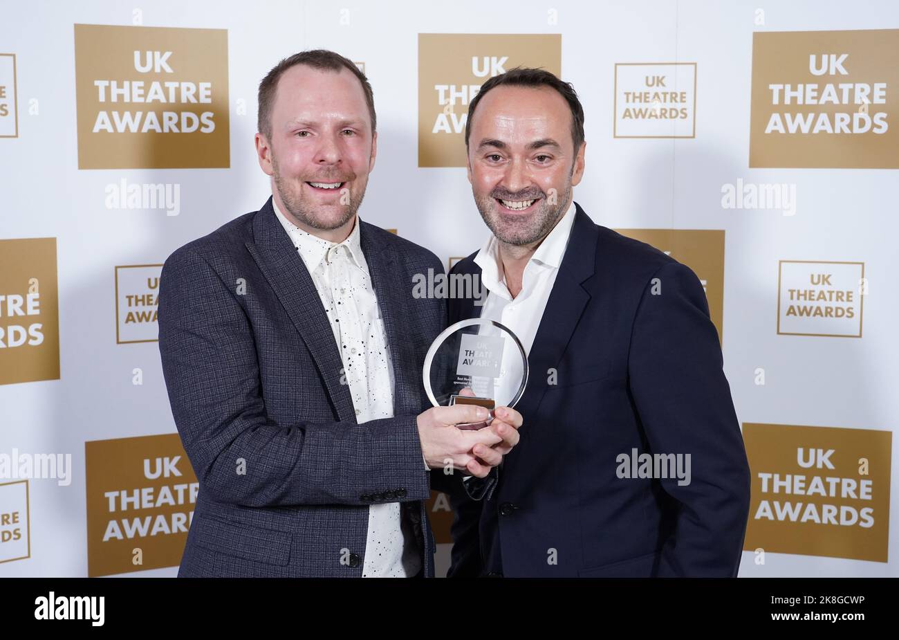 Nikolai Foster et Chris Stafford ont reçu le prix de la meilleure production musicale pour Billy Elliot The musical Ð Leicester Curve, Un produit fabriqué à Curve production aux UK Theatre Awards au Guildhall de Londres. Date de la photo: Dimanche 23 octobre 2022. Banque D'Images