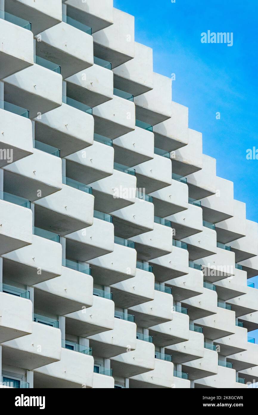 résumé répétition des motifs en zigzag des balcons de l'hôtel à can pastilla mallorca espagne Banque D'Images