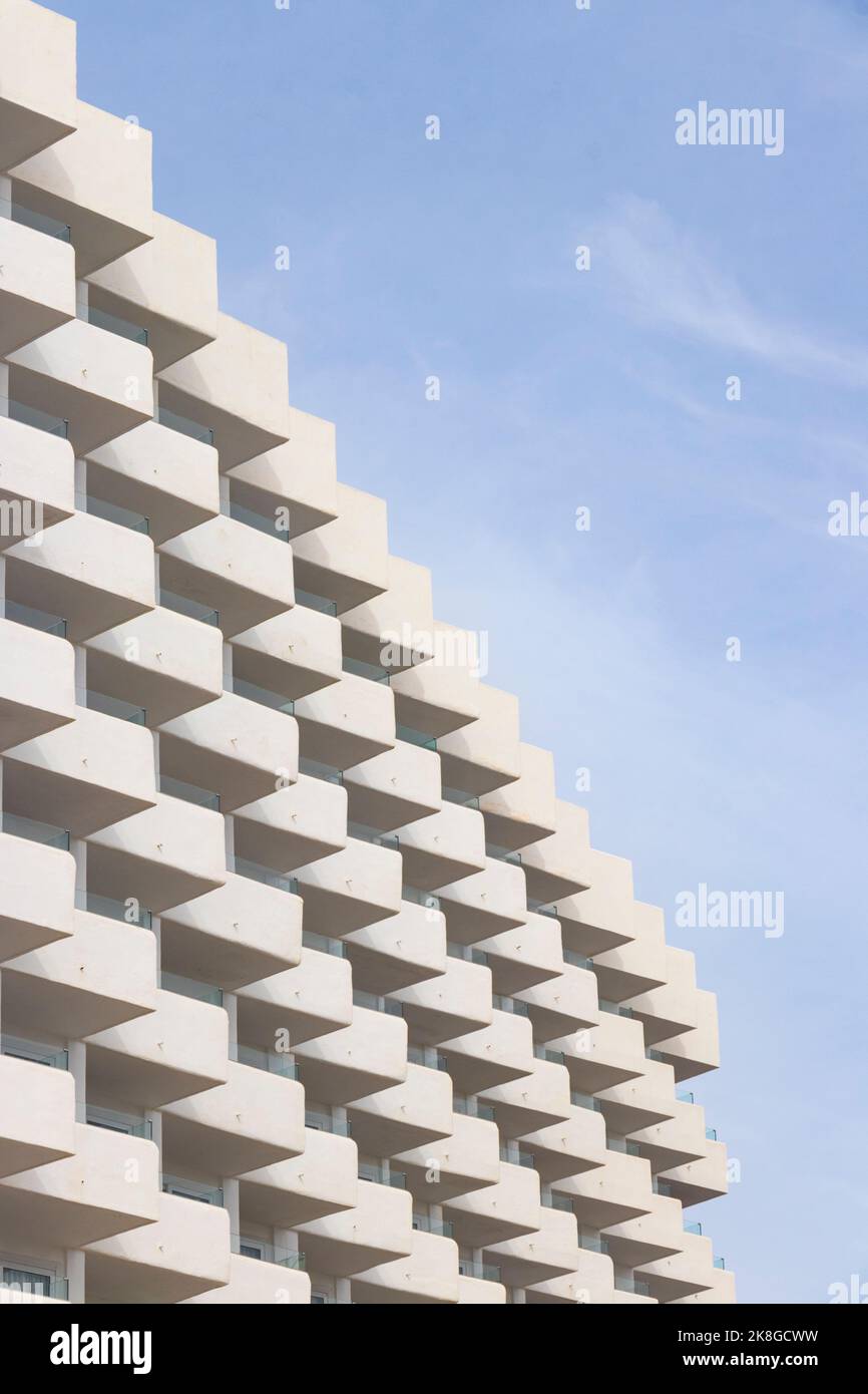 résumé répétition des motifs en zigzag des balcons de l'hôtel à can pastilla mallorca espagne Banque D'Images