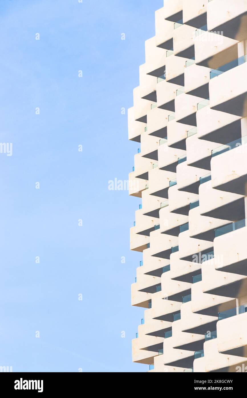 résumé répétition des motifs en zigzag des balcons de l'hôtel à can pastilla mallorca espagne Banque D'Images