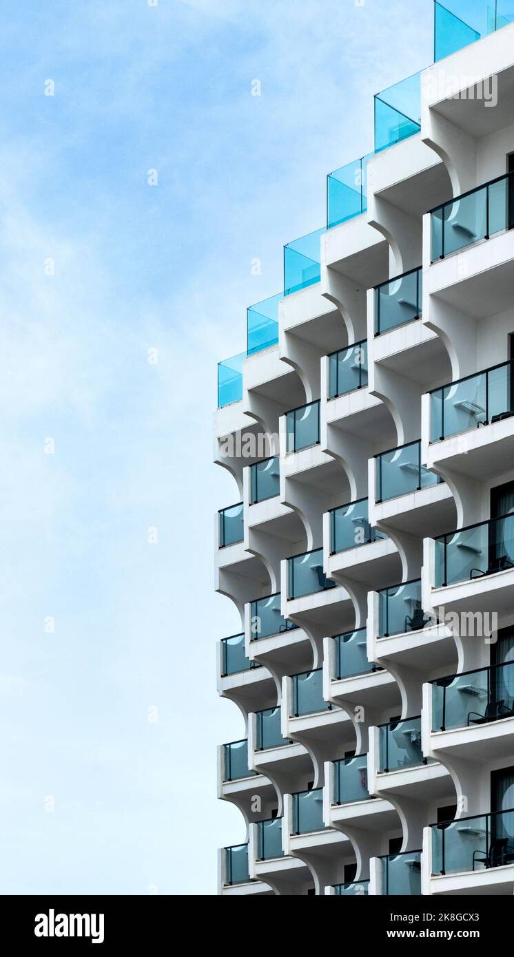 résumé répétition des motifs en zigzag des balcons de l'hôtel à can pastilla mallorca espagne Banque D'Images