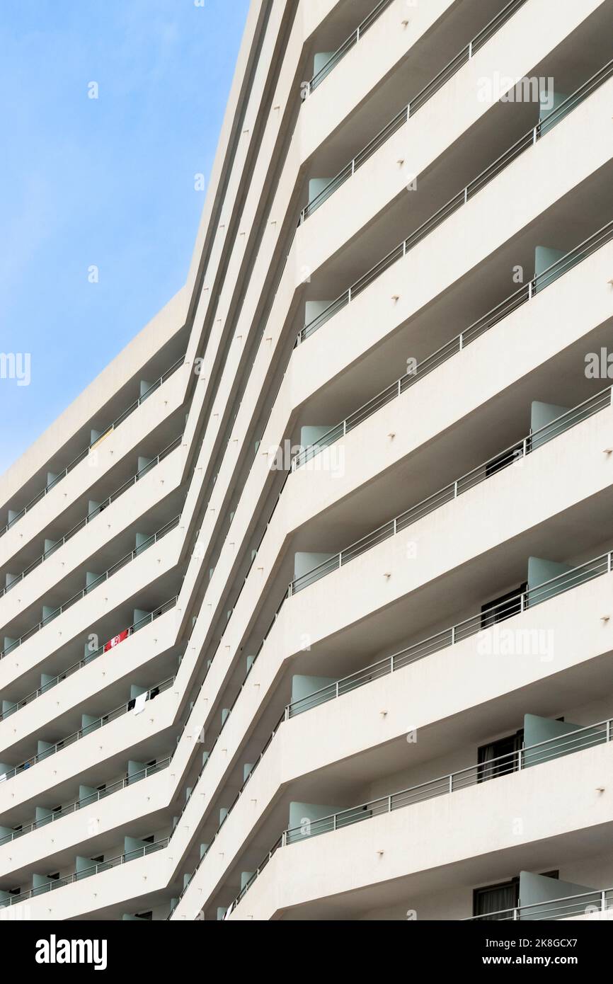 résumé répétition des motifs en zigzag des balcons de l'hôtel à can pastilla mallorca espagne Banque D'Images