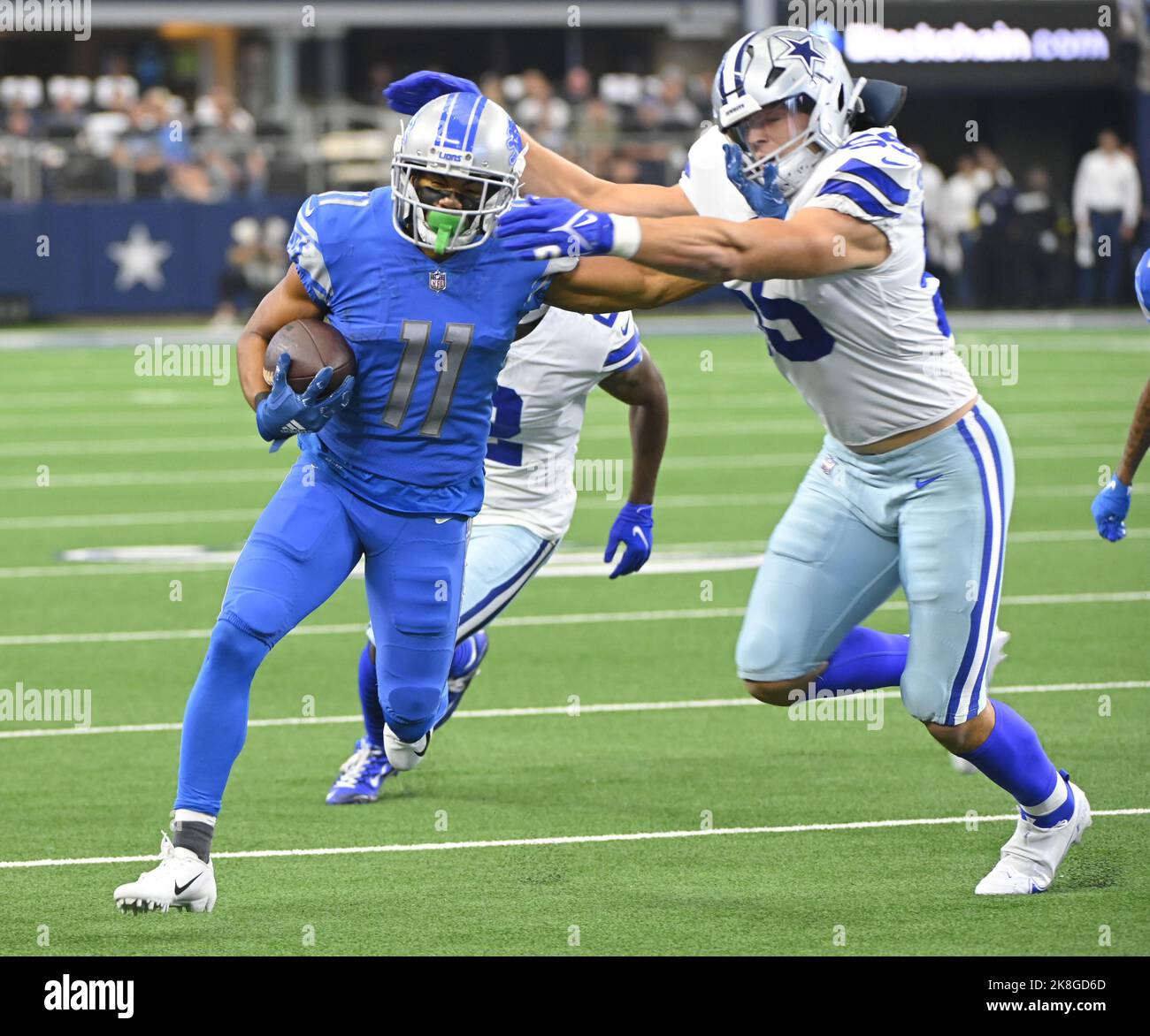 Arlington, États-Unis. 23rd octobre 2022. Les Lions de Détroit Kalif Raymond se bat contre les Dallas Cowboys Leighton Vander Esch lors de leur match NFL au AT&T Stadium d'Arlington, Texas, dimanche, 23 octobre 2022. Photo de Ian Halperin/UPI crédit: UPI/Alay Live News Banque D'Images