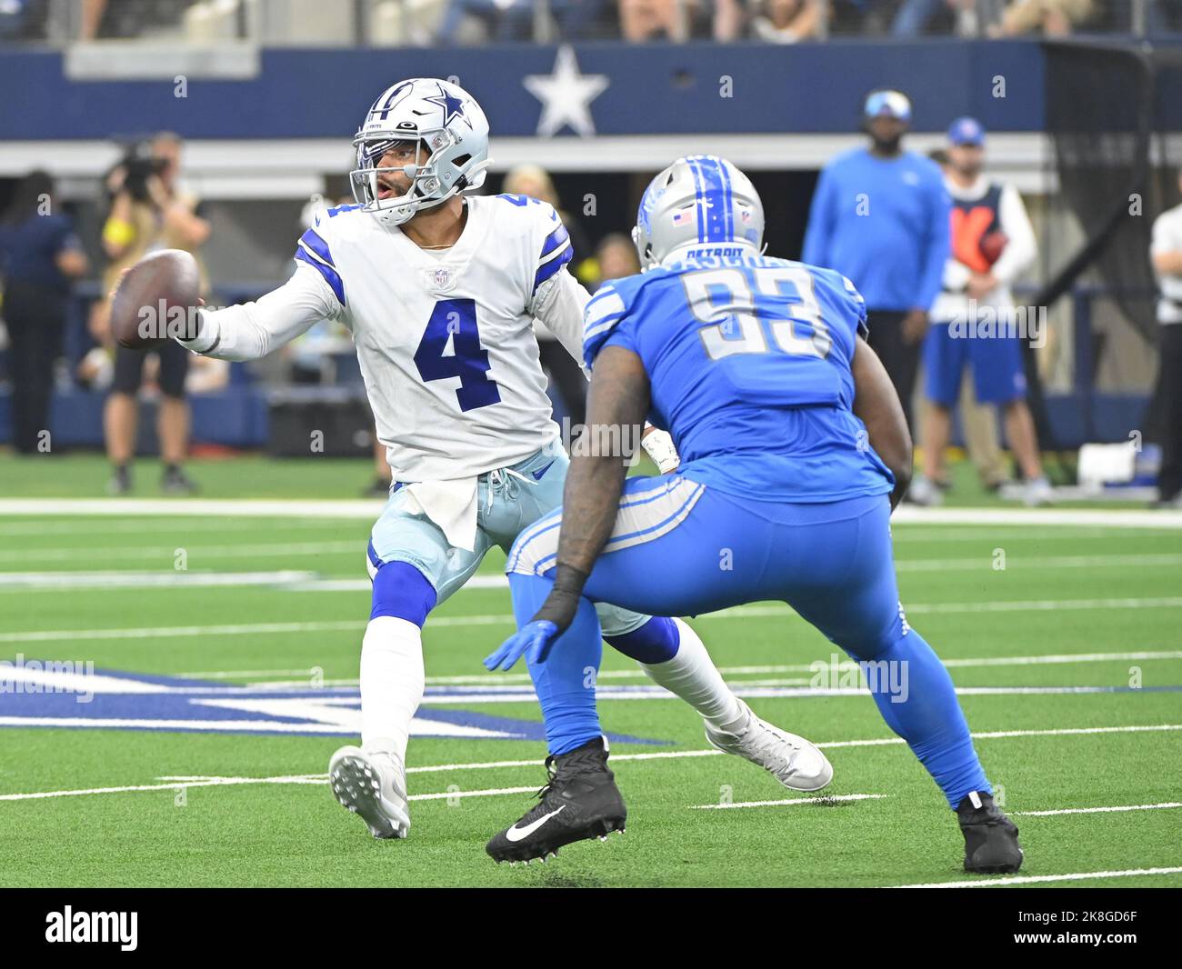 Arlington, États-Unis. 23rd octobre 2022. Dallas Cowboys Dak Prescott met le ballon en action alors que les Detroit Lions defende4r se terminent lors de leur match de la NFL au AT&T Stadium d'Arlington, Texas, dimanche, 23 octobre 2022. Photo de Ian Halperin/UPI crédit: UPI/Alay Live News Banque D'Images