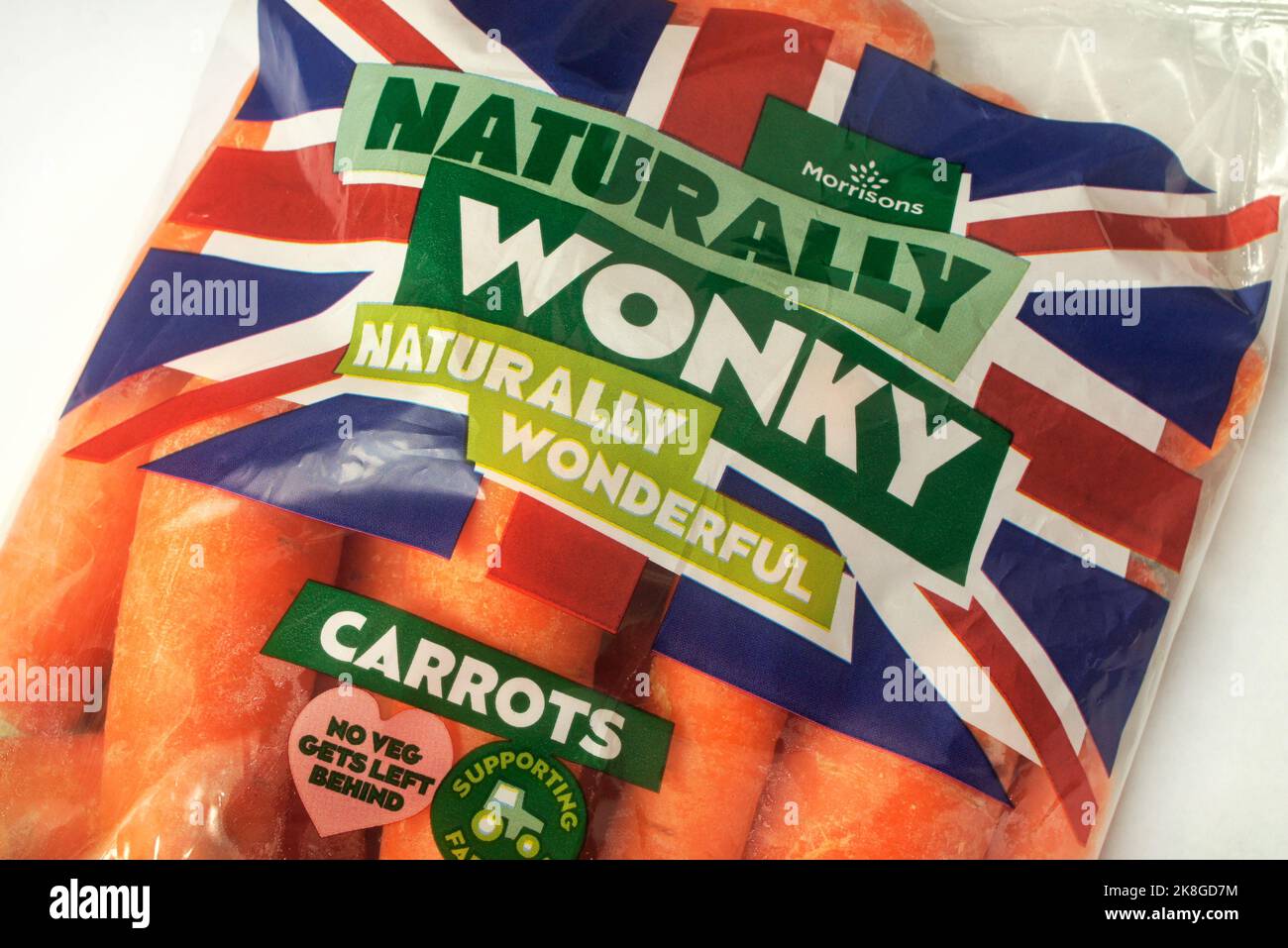 Morrisons, carottes wonky. Une des gammes de légumes « naturellement wonky naturellement merveilleux » vendues par le supermarché. Banque D'Images