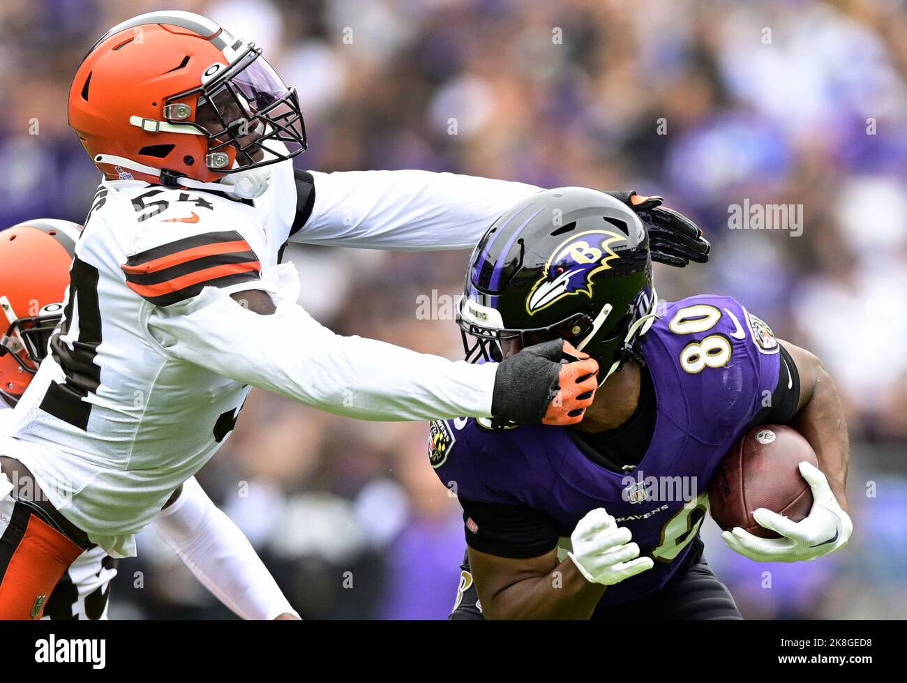 Baltimore, États-Unis. 23rd octobre 2022. Cleveland Browns linebacker Deion Jones (54) saisit Baltimore Ravens Tight End Isaiah probablement (80) par le masque facial pendant la première moitié au stade M&T Bank à Baltimore, Maryland, le dimanche, 23 octobre 2022. Photo de David Tulis/UPI crédit: UPI/Alay Live News Banque D'Images