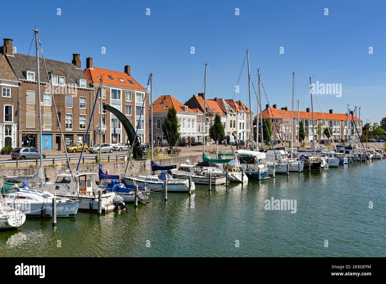 Middelburg, pays-Bas - août 2022 : petits bateaux et yachts amarrés dans le port de plaisance près du centre-ville Banque D'Images