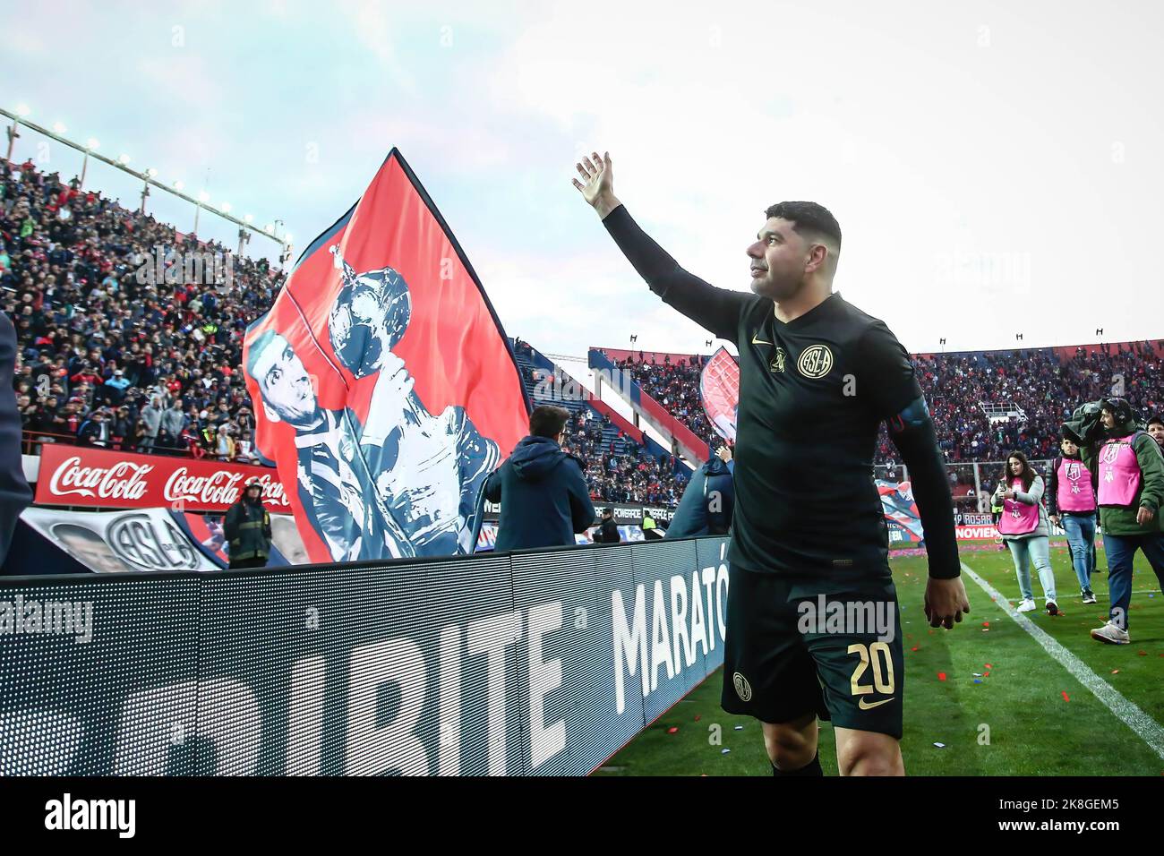 Buenos Aires, Argentine. 22nd octobre 2022. Nestor Ortigoza fait la vague à ses fans à un hommage émotionnel, les champions de l'Amérique en 2014 avec San Lorenzo, a déclaré Au revoir au football au stade Pedro Bidegain de Buenos Aires. Crédit : SOPA Images Limited/Alamy Live News Banque D'Images