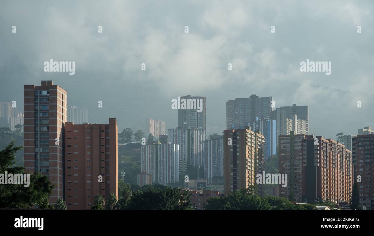 Medellin City Scape bâtiments typiques en briques dans les nuages du matin Banque D'Images