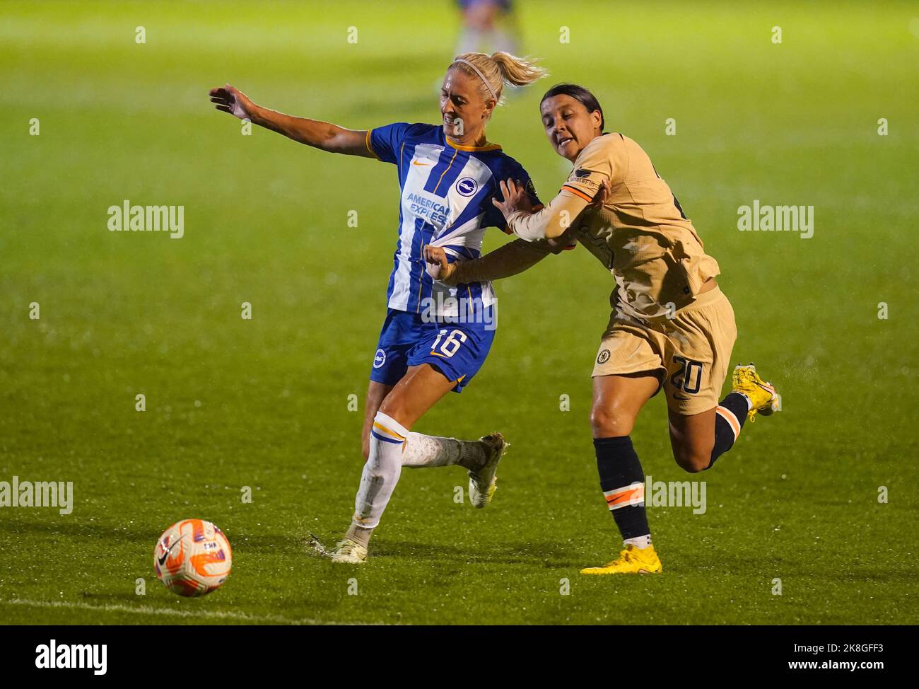 Emma Kullberg (à gauche) de Brighton et Hove Albion et Sam Kerr de Chelsea se battent pour le ballon lors du match de la Super League féminine de Barclays au Broadfield Stadium, Crawley. Date de la photo: Samedi 22 octobre 2022. Banque D'Images