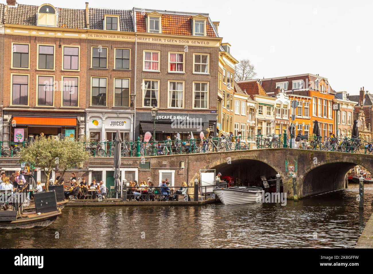 La vie urbaine dans le centre de la ville étudiante néerlandaise de Leiden. Banque D'Images